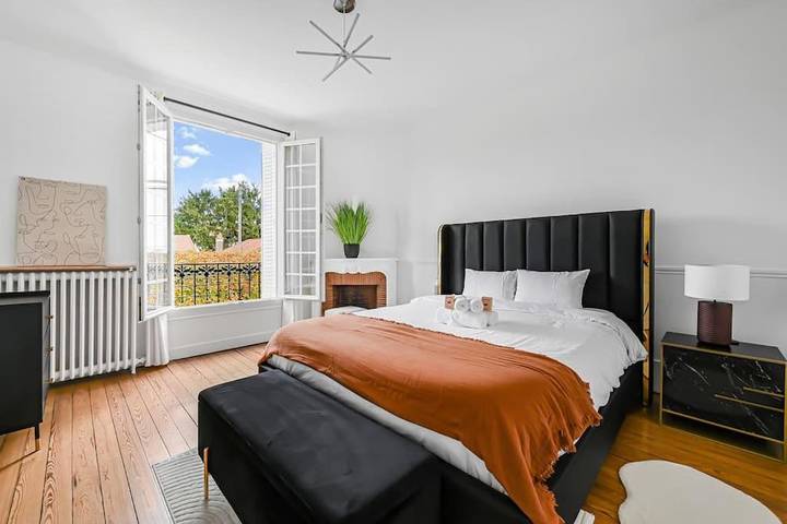 Location de vacances pour 10 personnes, avec jardin ainsi que terrasse et piscine à Vaires-sur-Marne - 2