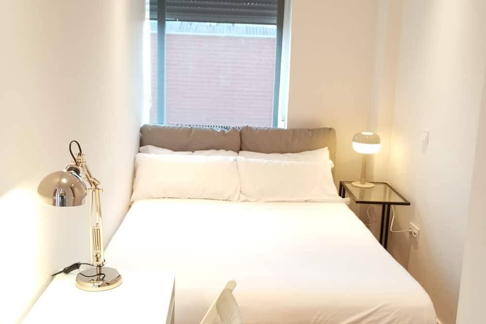 Entire apartment, New Apartment Madrid Feria 102 in Madrid, Madrid Province