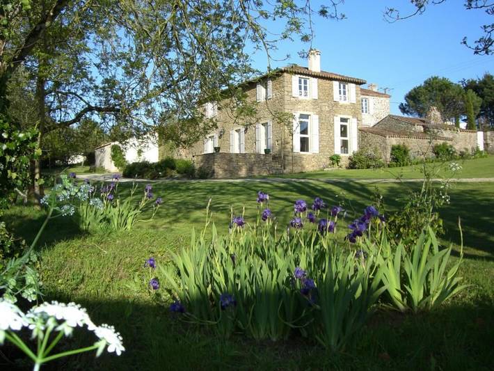 Gîte pour 4 personnes, avec Terrasse ainsi que Jardin et Piscine à Le Tablier