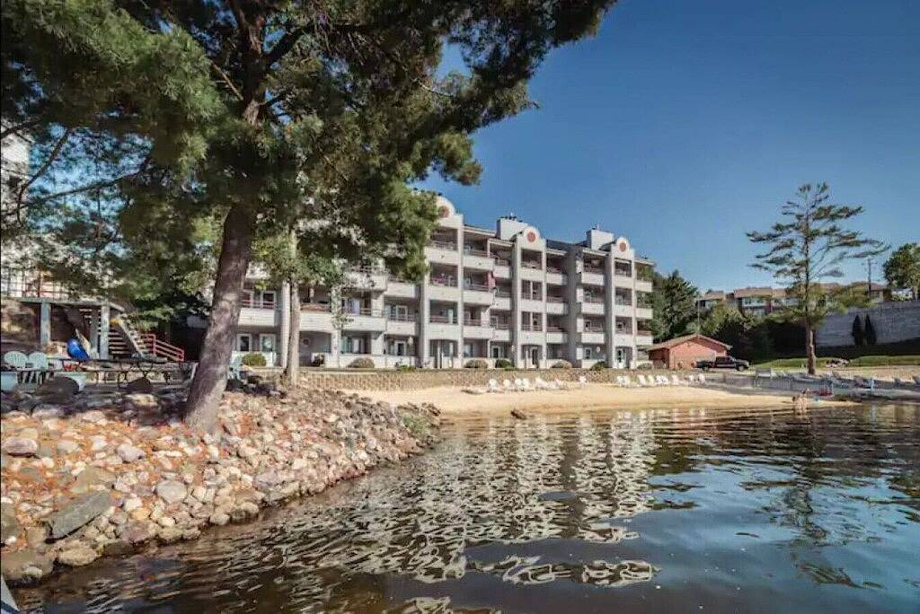 Ganze Wohnung, Lakefront Penthouse Fully Upgraded Panoramic Views Boat Slip Indoor Outdoor Pool in Lake Delton, Sauk County