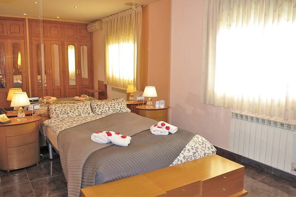 Villa Carolina, Privatpool, Grill, Meerblick, Parkplatz, Partyraum, Billard in Mataró, Costa del Maresme