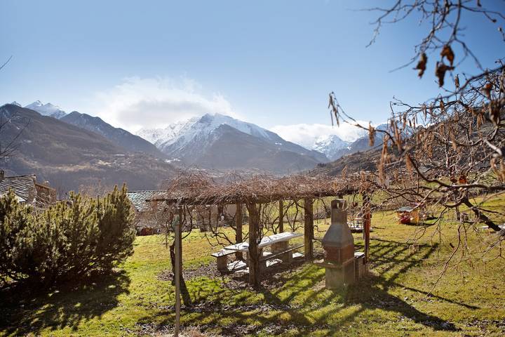 Entire studio, Studio 'A4 Piano Rialzato' with Mountain View, Private Terrace and Wi-Fi in Saint-Pierre (Aosta Valley), Comune di Saint-Pierre