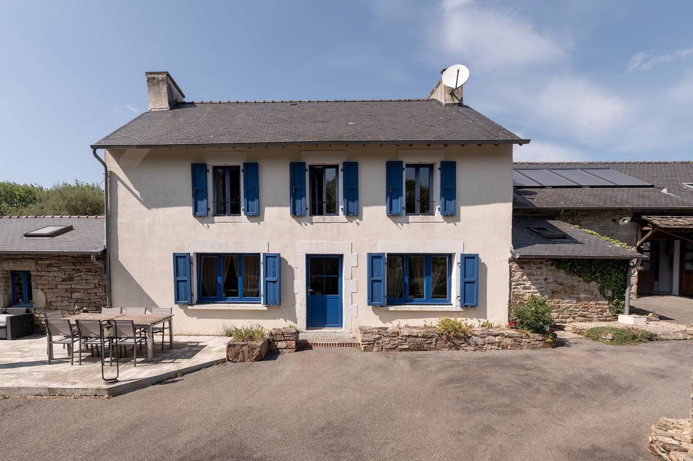 Family Home for 10 Guests in Bannalec, Quimper region