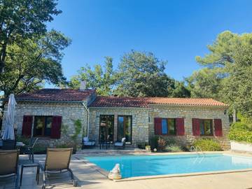 Location de vacances pour 6 personnes, avec terrasse et jardin à Trans-en-Provence
