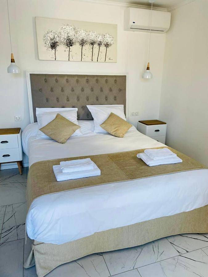 Location de vacances pour 2 personnes, avec bassin pour enfant et piscine ainsi que terrasse et vue à Calenzana - 2