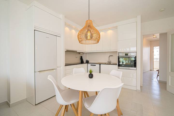 Apartamento entero, Apartamento "Costabella Altea" con vistas a la montaña, piscina, Wi-Fi, jardín y terraza. in Platja del Cap Negret (Altea), Altea