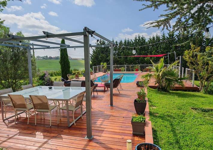 Location de vacances pour 8 personnes, avec vue ainsi que jardin et piscine à Aignes