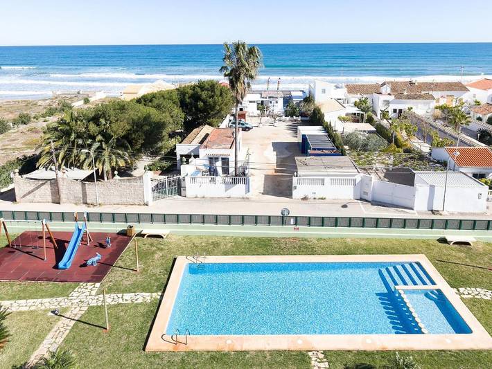 Gîte pour 6 personnes, avec Terrasse ainsi que Jardin et Piscine dans Les Deveses