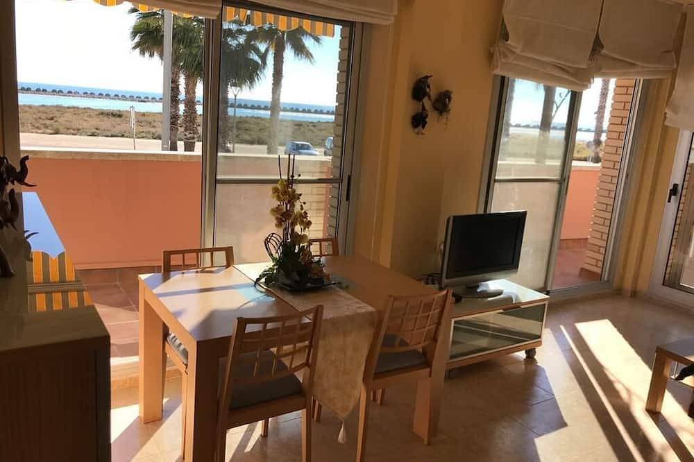 Apartamento entero, Apartamento con terraza frente al mar y piscina comunitaria in Cubellas, Garraf
