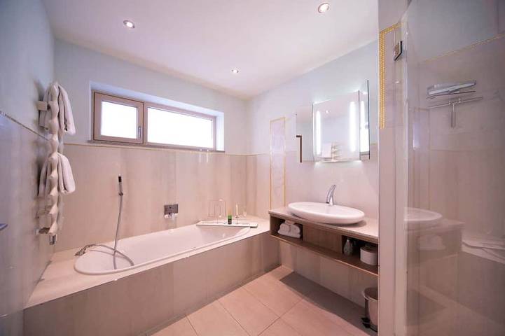 Ganze Wohnung, Atmos, 91 qm Obergeschoss, 2 separate Schlafzimmer, 2 Bäder in Bad Endorf, Chiemsee