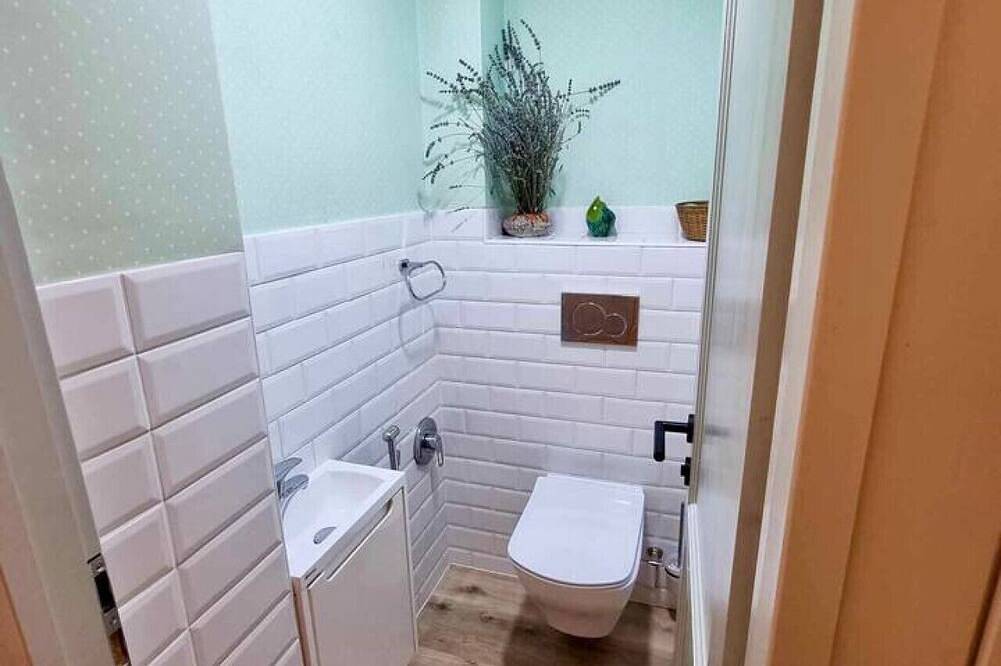 Ganze Wohnung, Neon apartment with balcony, garden view, super am in Csopak, Balatonfüredi járás