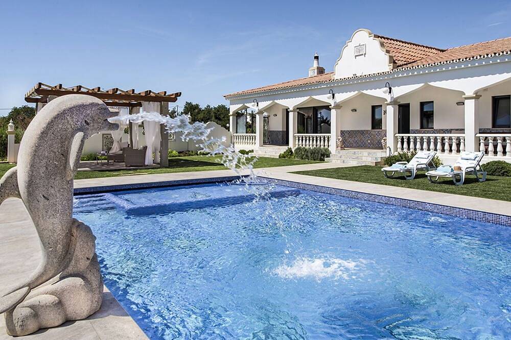 Vrijstaand Vakantiehuis met airco, Wifi, jacuzzi, privé zwembad, Tv, patio, panorama, parking in Paderne, Faro District