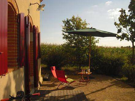 Location de vacances pour 4 personnes, avec Terrasse ainsi que Jardin et Vue dans Larrazet