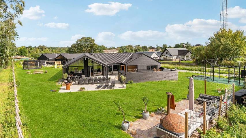 Ferieudlejning for 14 personer, med pool og jacuzzi samt sauna i Dronningmølle