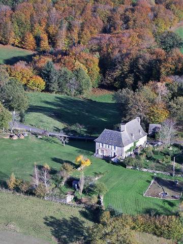 Gîte pour 12 personnes, avec terrasse et jardin à Marcolès
