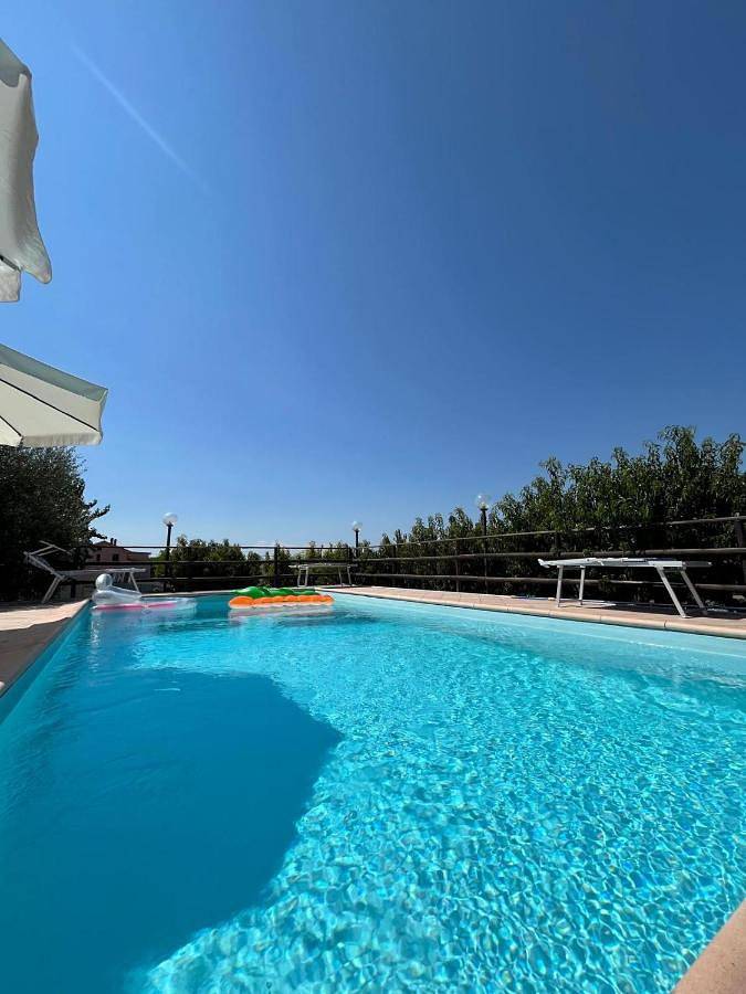 Appartamento per 4 persone, con piscina e idromassaggio nonché balcone in Camerano