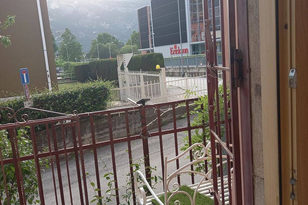 Entire apartment, Romantic green-blue abode for couples in love, away from the city chaos in Trento, Fleimstaler Alpen
