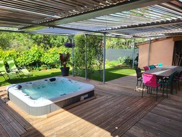 Gîte pour 4 personnes, avec terrasse ainsi que jacuzzi et jardin à Bosc