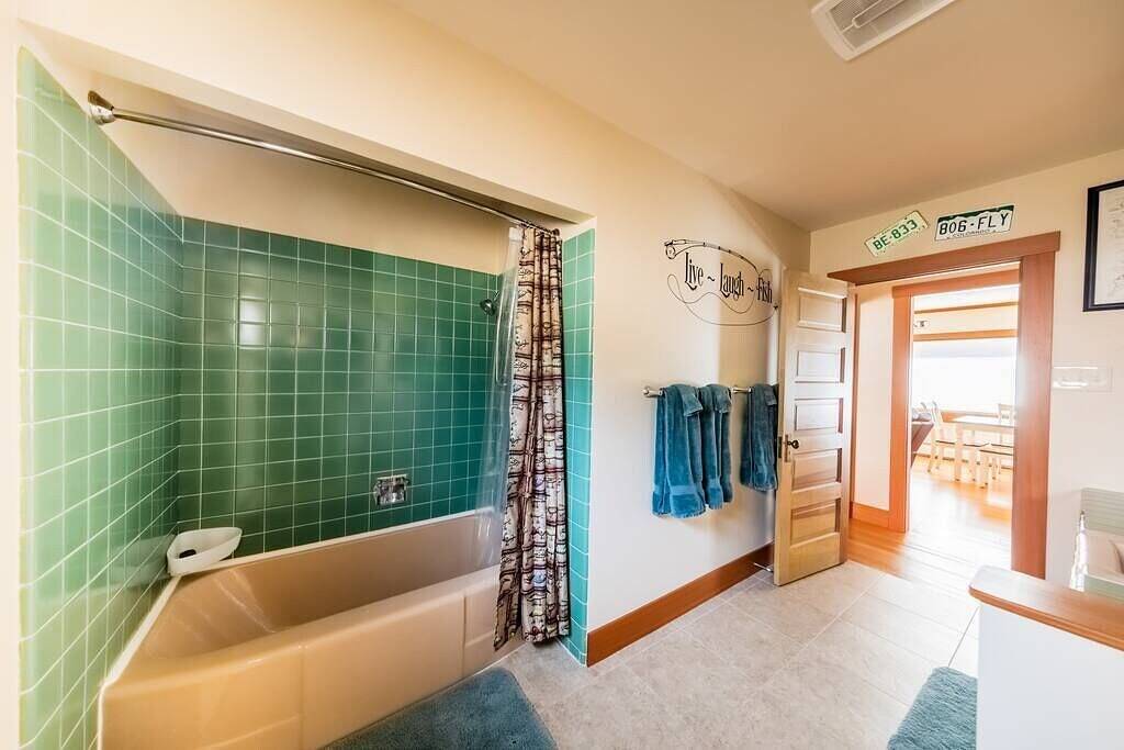 New hot tub! Downtown cabin w/ king bed, views in Estes Park, Larimer County