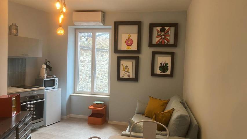 Gîte pour 4 personnes, avec jardin dans Vinzieux