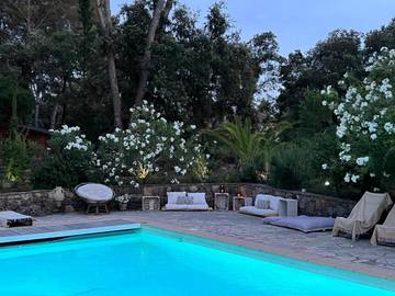 Cottage pour 6 personnes, avec jardin et piscine ainsi que vue et terrasse à Pignans