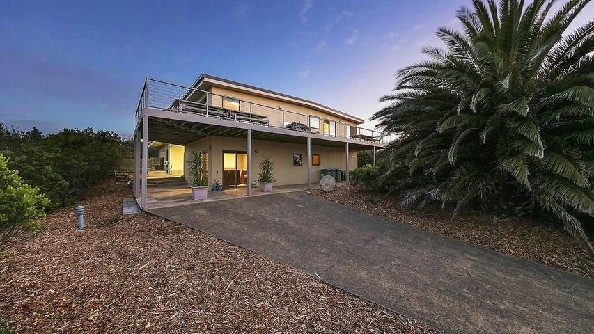 Holiday home for 16 people, with hot tub and garden as well as balcony in Eastern Victoria Region