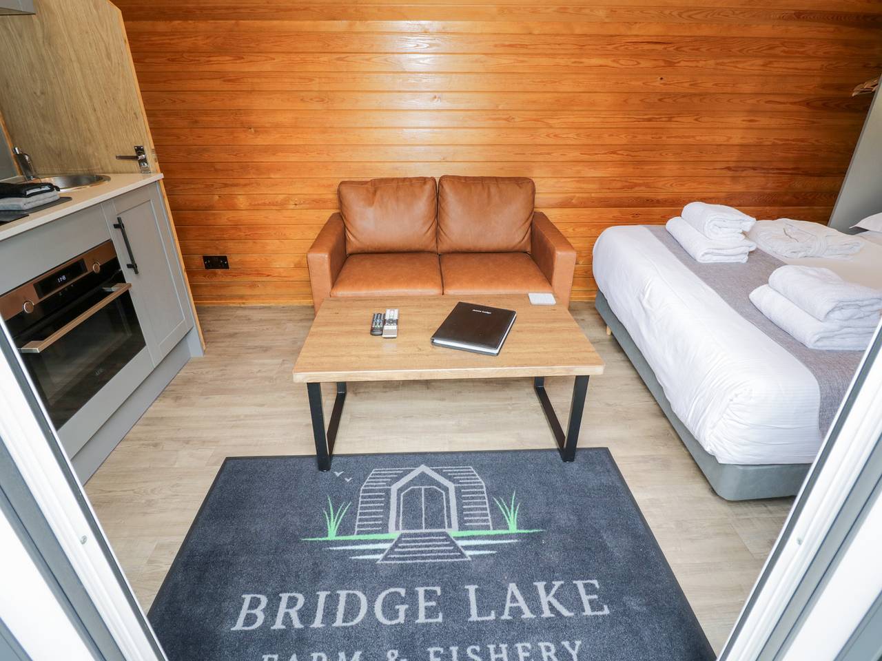 Acorn Lodge At Bridge Lake Farm &amp; Fishery in Oxfordshire
