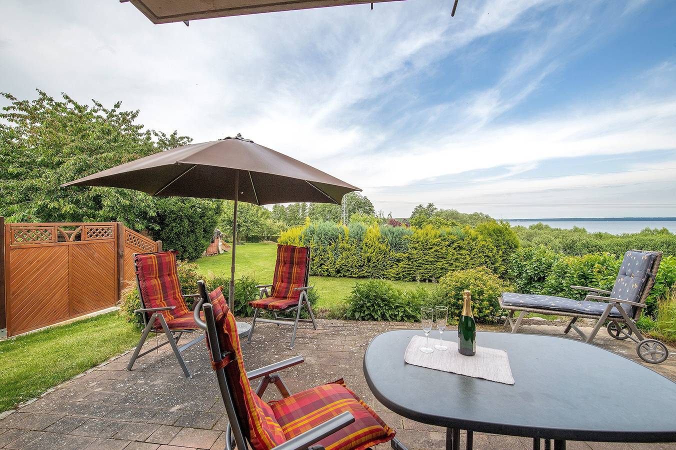 Ferienhaus 'Großes Ferienhaus mit Seeblick', privater Terrasse und Wlan in Leezen, Ludwigslust-Parchim
