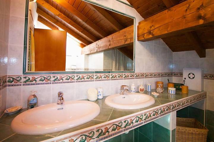 Appartamento intero, Sunflower - Lake Maggiore Duplex w/ Terrace and Shared Pool, Lesa, Italy in Lesa, Lago Maggiore (Piemonte)