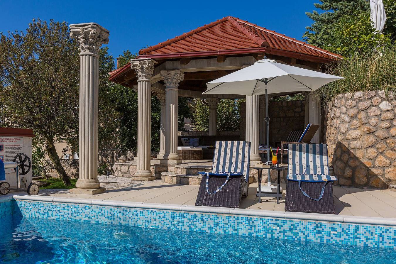 Ganze Wohnung, Reizendes Apartment nur 700 Meter zum Strand mit Meerblick, Pool, Bbq, Wifi in Crikvenica, Primorje-Gorski Kotar