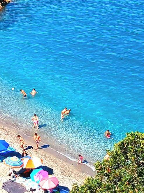 Ferienwohnung für 4 Personen, mit Balkon und Kinderpool sowie Ausblick in Savona
