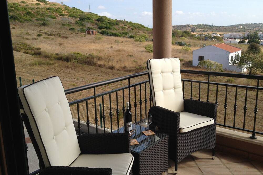 Appartamento intero, Luxury 2 Bed / 2 Bath Apartment, A / C, Wifi Gratuito, Piscina, a 5 Minuti Dalla Spiaggia in Praia do Burgau, Parque Natural do Sudoeste Alentejano e Costa Vicentina