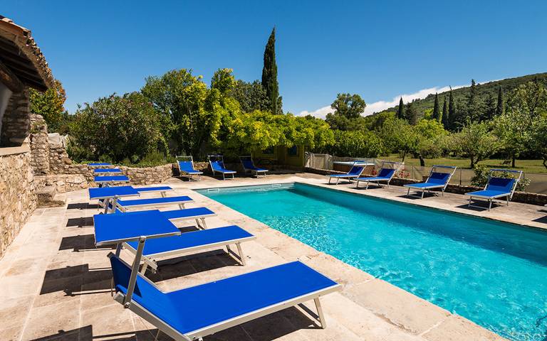 Gîte pour 2 personnes, avec terrasse ainsi que jardin et piscine