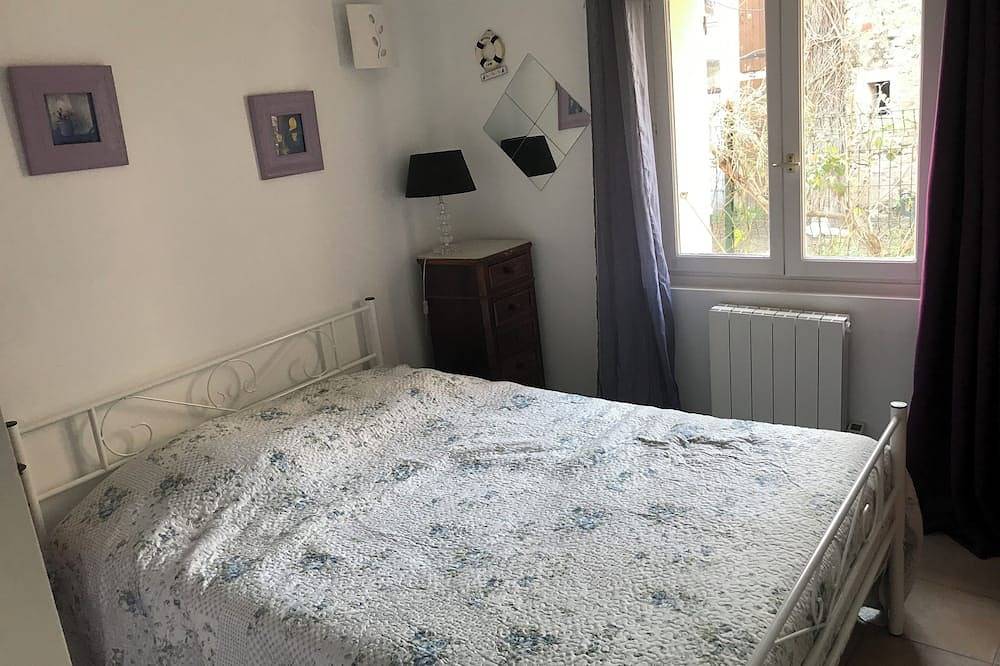 Quiet Mazet nestled in a private cul-de-sac south-facing terrace air-conditioned living room in Sarrians, Vaucluse