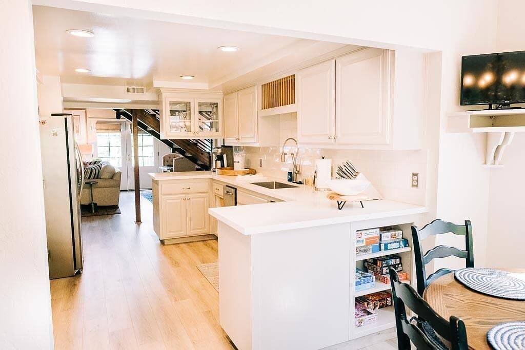 Private beach, boat slip, hot tub, pool table, fenced yard, Bbq, fire pit in Bass Lake