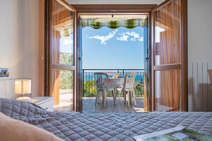 Ferienwohnung für 5 Personen, mit Balkon und Terrasse sowie Seeblick am Gardasee