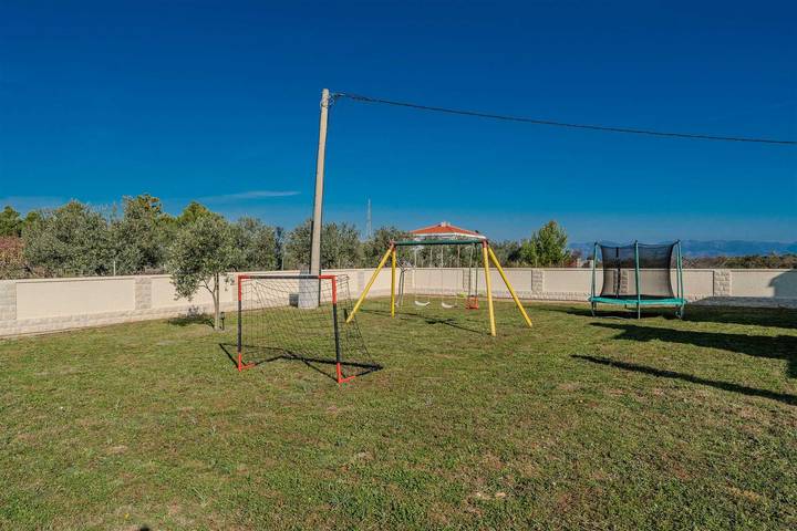 Villa pour 10 personnes, avec balcon, adapté aux familles à Nin - 4