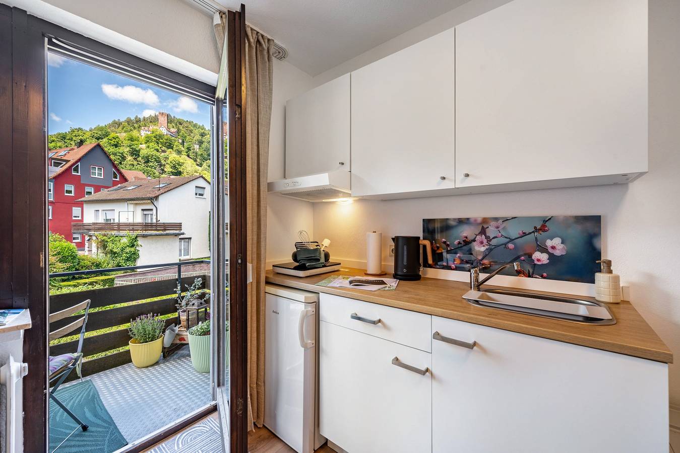 Ganze Wohnung, Landhaus Gisela 2.0 - Fewo 2, modern, hell, neu renoviert, Balkon mit Burgblick, zentral in Bad Liebenzell, Nordschwarzwald
