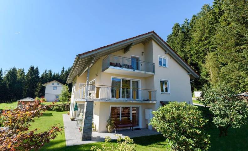 Ferienwohnung für 5 Personen, mit Balkon und Terrasse sowie Garten und Ausblick in Hauzenberg