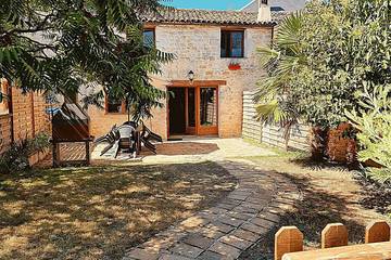 Gîte pour 6 personnes, avec jardin et piscine à Saint-Just-Luzac