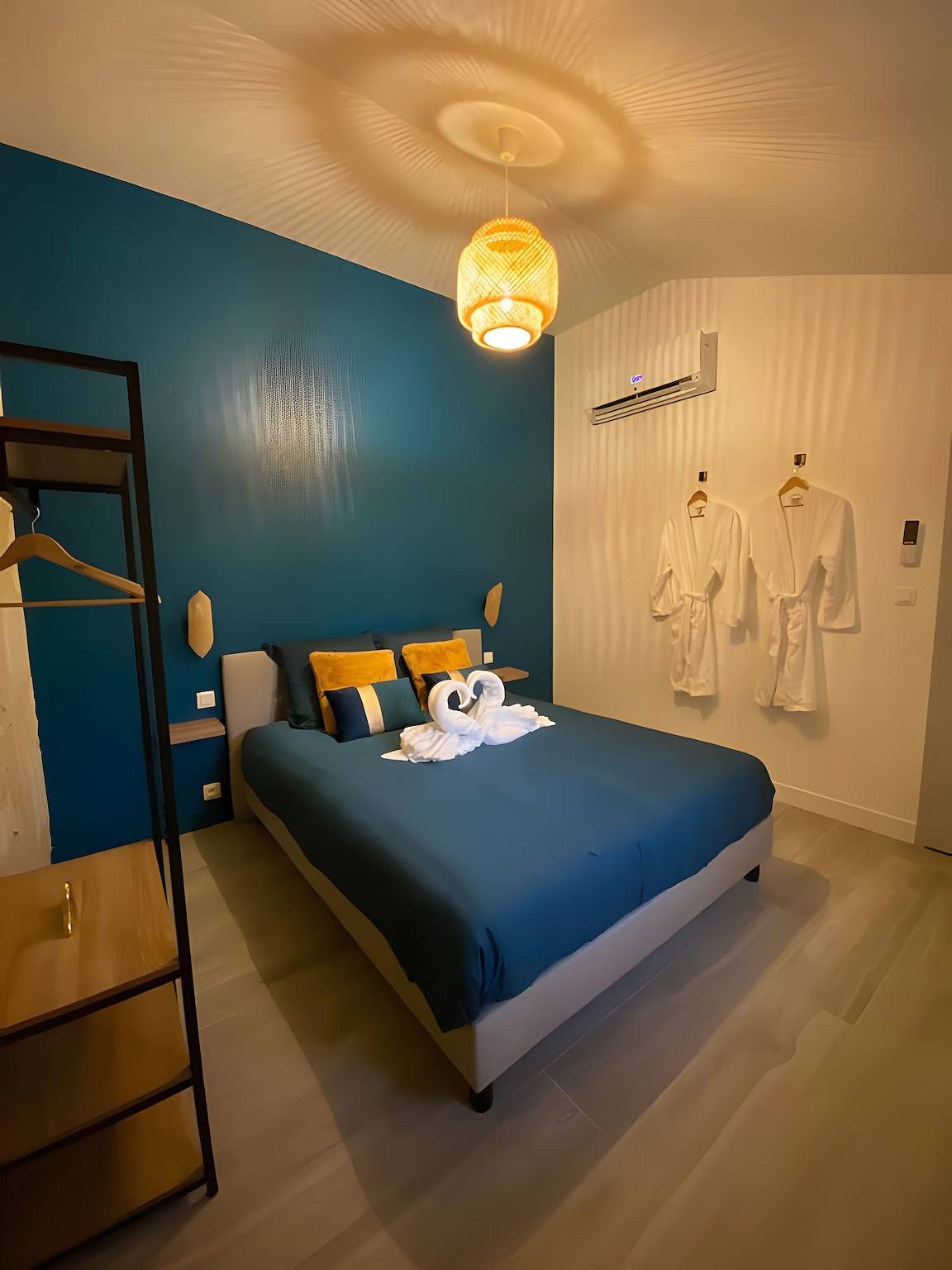 Gite « La Folie Romantique, avec spa » avec terrasse privée, Wi-Fi et climatisation in Sublaines, Région de Tours