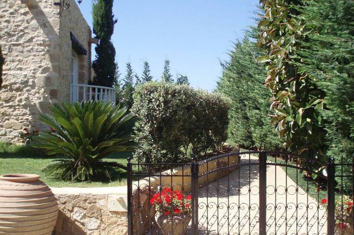 Villa Melody de Rock House (2 chambres, 4 couchages) avec jardin et piscine privés. in Plataniás, Région de la Canée