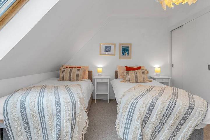 Cheerful Stays: 4 Bedroom Cottage in Arrochar in Loch Lomond, Argyll & Bute