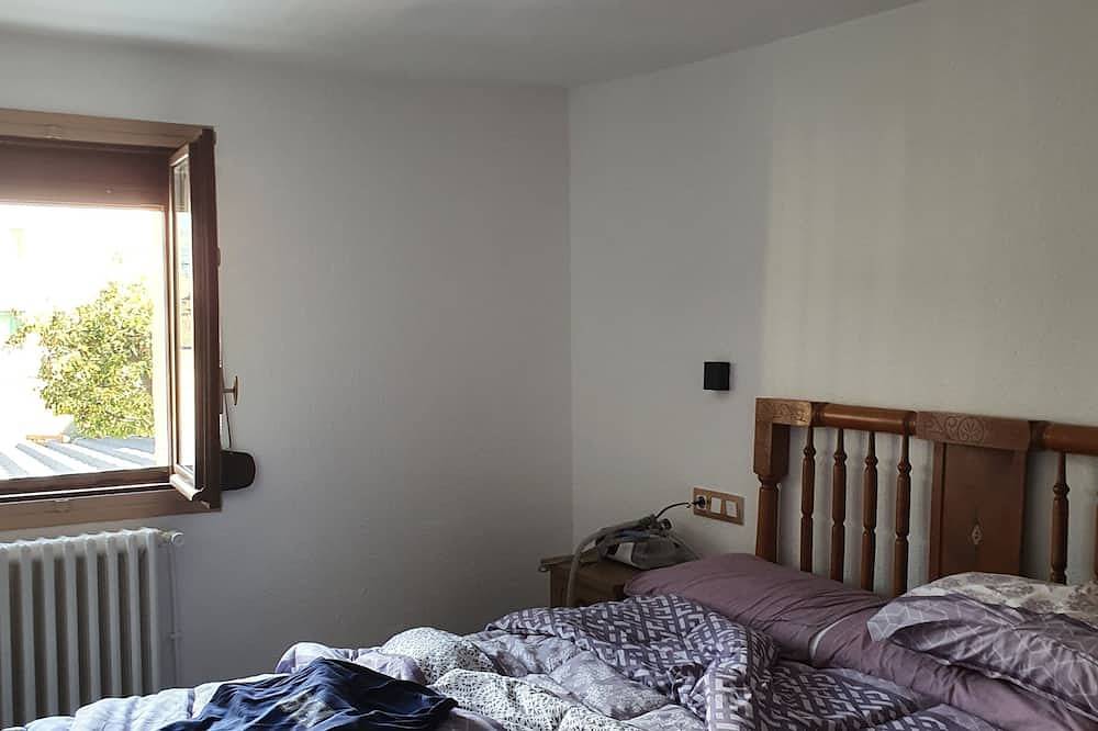 Entire apartment, Ideal apartment for a family of 4 near Formigal ski resort Biescas Pyrenees. in Sabiñánigo, Spanish Pyrenees