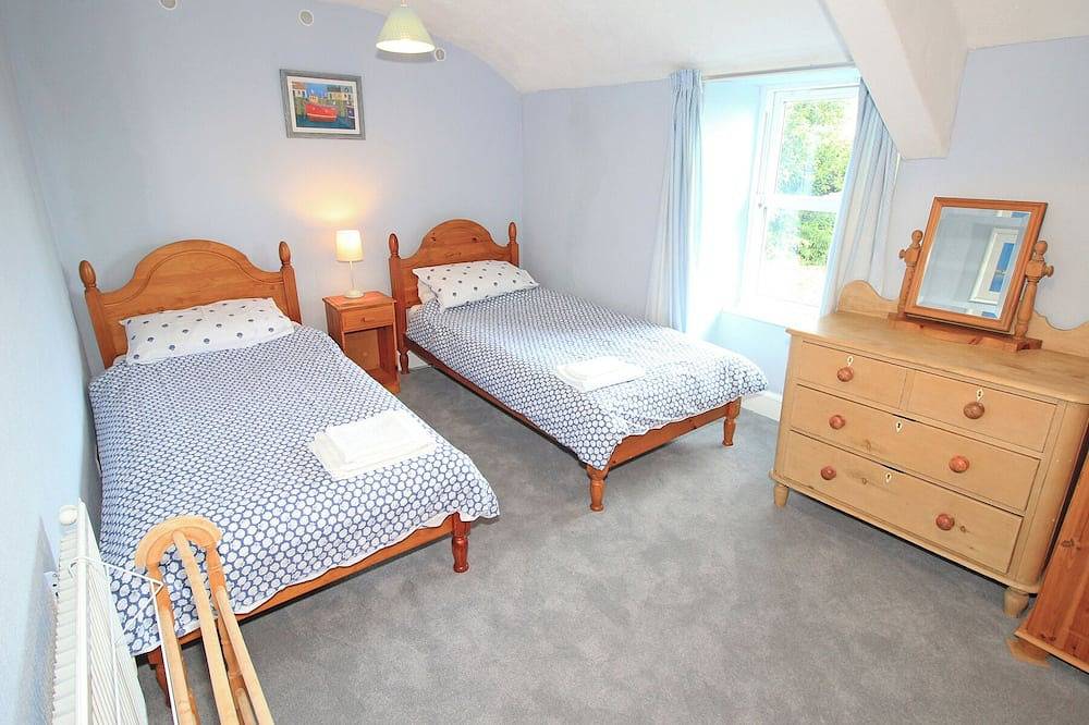 The Farmhouse, pet friendly, country holiday cottage in Llanbedr in Llanbedr, Snowdonia