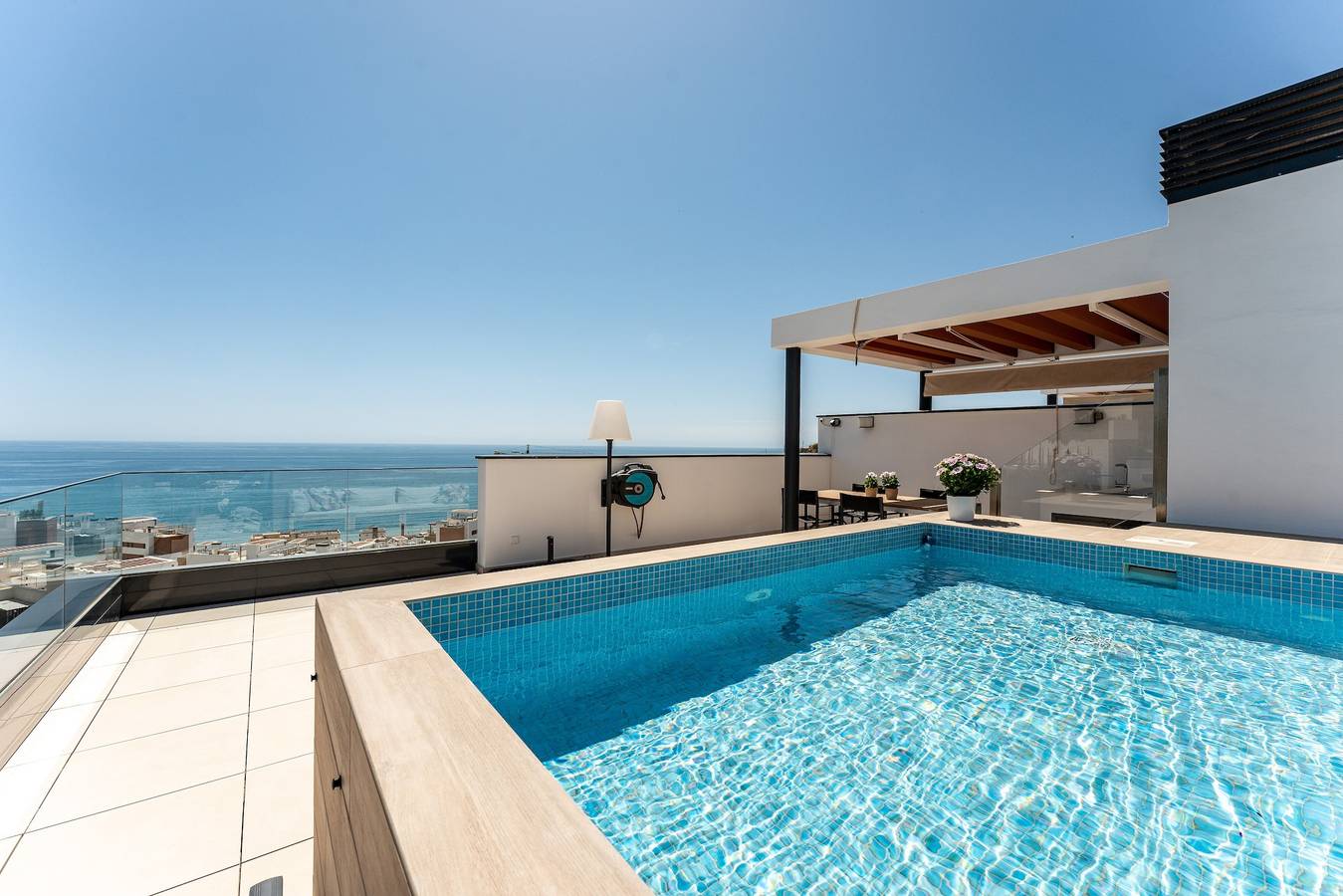 Apartamento entero, Apartamento "Penthouse Middel Views" con piscina y Wi-Fi in Fuengirola, Costa del Sol