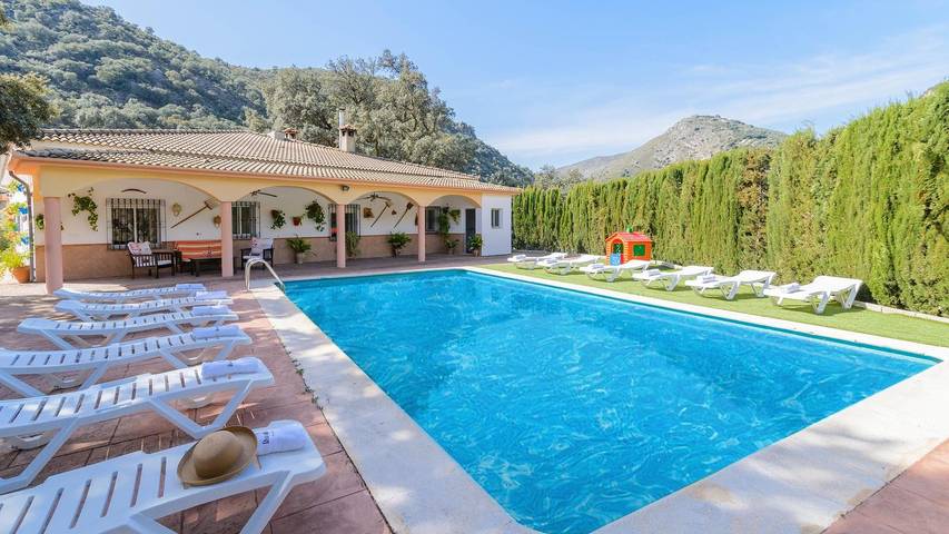 Chalet para 12 personas, con piscina en Parque Natural Sierras Subbéticas - 2