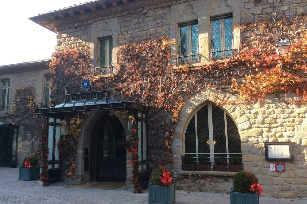 Entire apartment, Carcassonne, elegant apartment overlooking central square in Carcassonne, Carcassonne region