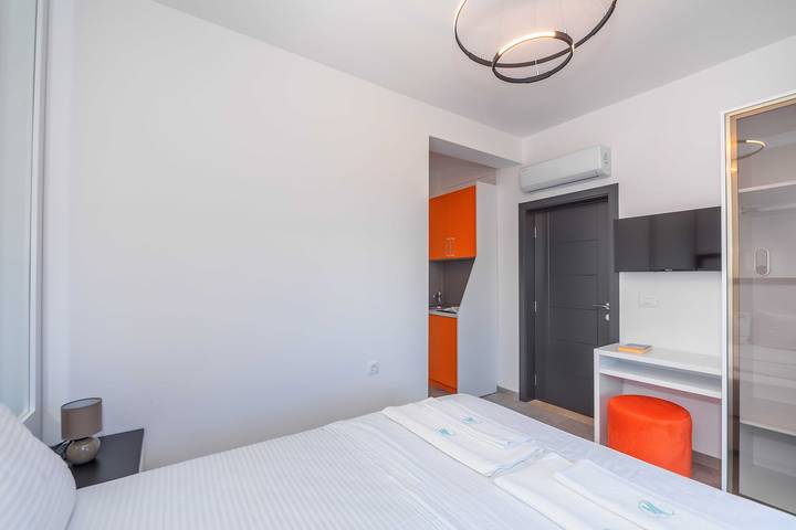 Apartamento entero, Apartamento de vacaciones para 2 personas con balcón/terraza in Dobra Voda, Montenegro Coast