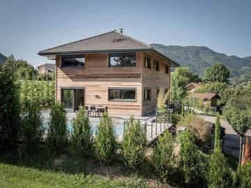 Gîte pour 9 personnes, avec piscine ainsi que terrasse et jardin à Alex (Annecy)